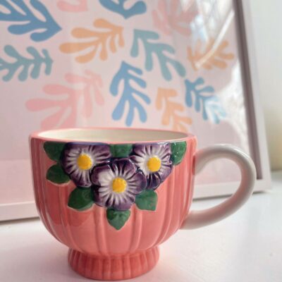 Tazza rosa con motivo floreale