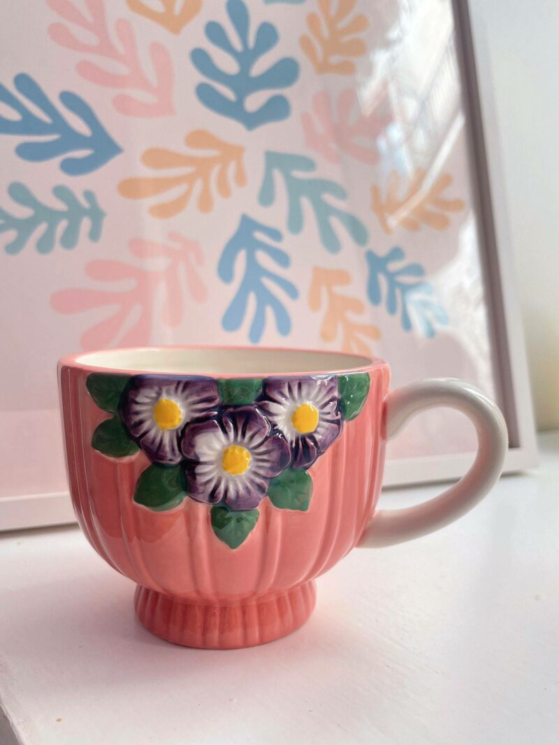Tazza rosa con motivo floreale