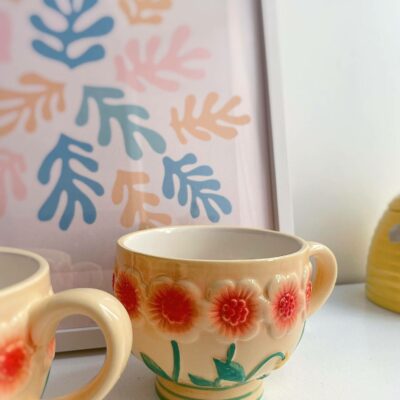 Tazza gialla con motivo floreale