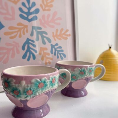 Tazza lilla con motivo floreale