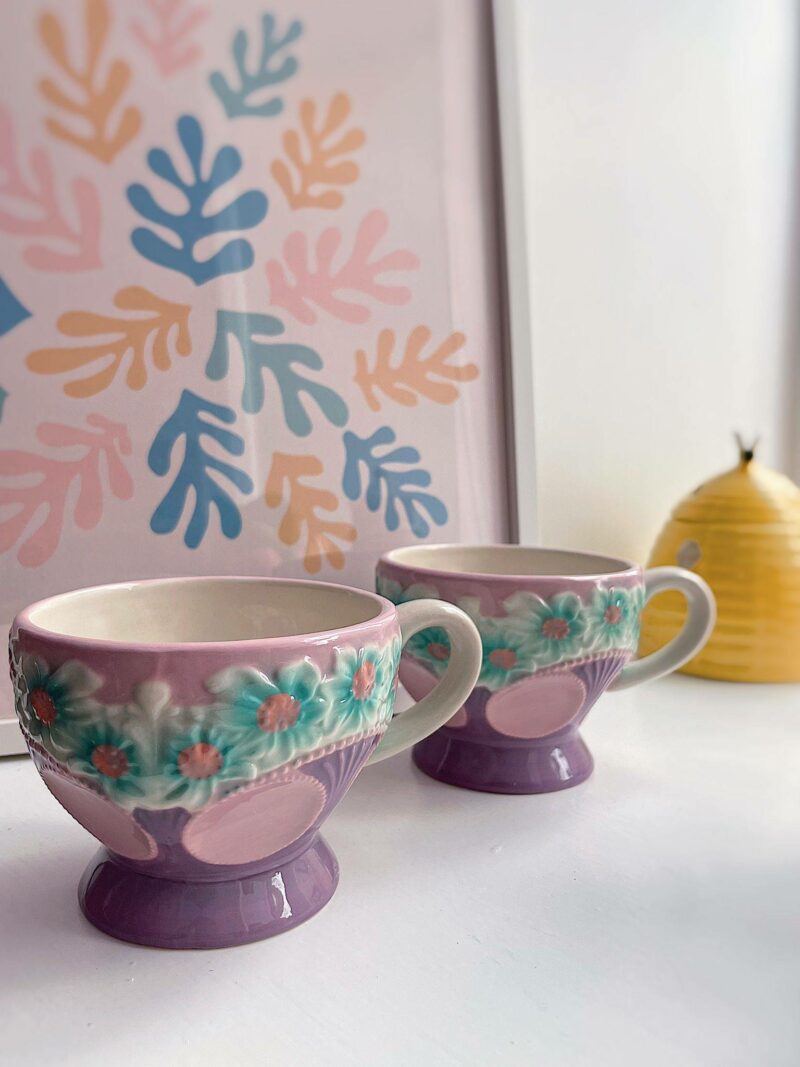 Tazza lilla con motivo floreale