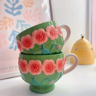 Tazza verde con motivo floreale